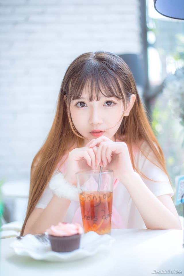 弓弦连续震颤了三次，两名江东水军应声而倒，第三箭，却因船身摇晃，射偏了。
